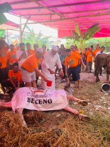 Anggota DPRD komisi A Fraksi Golkar , HR Khotibi Achyar S Ip. , M, Si, Laksanakan Pemotongan Hewan Korban