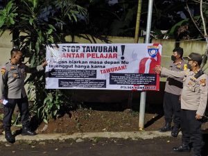 Polsek Kembangan Pasang Spanduk Himbauan di Sekolah, Cegah Aksi Tawuran Pelajar