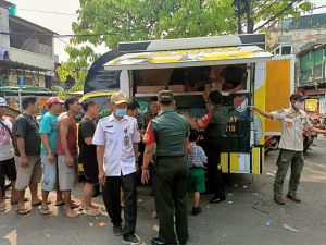 Babinsa Koramil 02/TB Kodim 0503/JB Bagikan 400 Box Makanan Siap Saji Kepada Warga