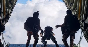 TNI AU Dukung Demo Udara HUT Kodam 13 Merdeka