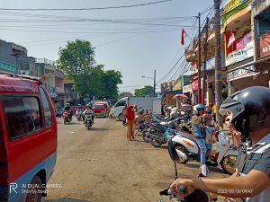 Jalan Pasar Tradisional Rangkasbitung Sebelah Kiri Arah Jembatan Dua Menjadi Tempat Parkir Kendaraan
