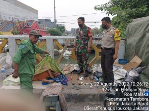 Babinsa Koramil 02/TB Kodim 0503/JB Bantu Evakuasi Jenazah Di Jl.Pejagalan Raya Kel.Pekojan