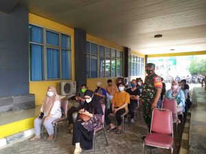 77 Tahun Indonesia Pulih Lebih Cepat, Bangkit Lebih Kuat, Koramil 08/Duren Sawit Gelar Vaksinasi