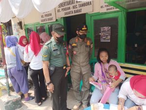 Babinsa Koramil 02/TB Kodim 0503/JB Monitoring Giat Pekan BIAN di Kel.Pekojan