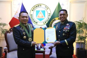 Panglima Angkatan Darat Filipina Anugerahi Kasad Tanda Kehormatan “Combat Kagitingan Badge” level tertinggi