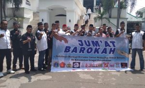 Patut Dicontoh, Media dan Ormas Bagi-Bagi Makanan Untuk Jemaah Masjid di Grogol