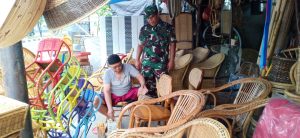 Komsos Kreatif Babinsa Koramil 02/Matraman Dengan Pengrajin Rotan