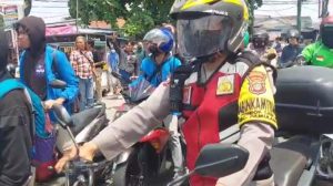 Polsek Pamulang Laksanakan Pengawalan Perlintasan Dari Mahasiswa Unpam 2 Serpong