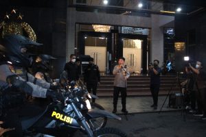 Lewat “Polri Peduli” Polda Metro Jaya Bagikan Paket Sembako Kepada Masyarakat Terdampak Penyesuaian Harga BBM