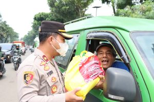 Lewat “Polri Peduli” Polres Tangerang Selatan Bagikan Paket Sembako Kepada Masyarakat Terdampak Penyesuaian Harga BBM