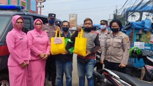 Bhayangkari Ranting Polsek Pamulang Bagikan Sembako Untuk Warga Terdampak Kenaikan BBM