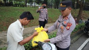 Polres Tangsel Peduli, Bagikan Bansos Sembako Untuk Warga Terdampak Kenaikan BBM