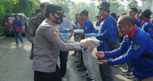Peduli Dampak Kenaikan BBM, Polsek Pagedangan Bagikan Sembako Ke Serikat Buruh SPSI