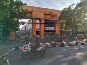 Trotoar Dan Median Jalan Jadi Tempat Pembuangan Sampah Sementara, Diwilayah Ciledug Kota Tangerang