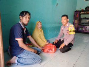 Polsek Cengkareng Jakarta Barat Melalui Bhabinkamtibmas Duri Kosambi Bripka Ahmad Haris dan Matwil Aiptu Imam Membagikan Bantuan Paket Sembako