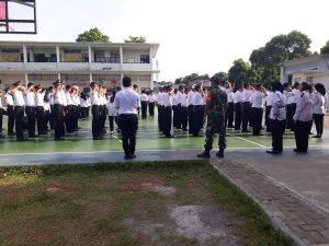Babinsa Koramil 02/Matraman Berikan Materi Wasbang dan Latihan PBB