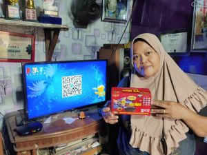 Kominfo Gandeng Babinsa Koramil 06/Cakung Salurkan Bantuan Set Top Box