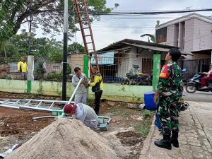 Babinsa Bersama Sudin Bina Marga Pasang Lampu Jalan Kampung
