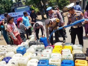 Satlantas Polres Pasuruan Salurkan Air Bersih, Disambut Gembira Ratusan Warga
