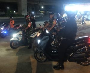 Babinsa Koramil 01/Jatinegara Giat Jaga Kampung Dengan Patroli Bersama Tiga Pilar