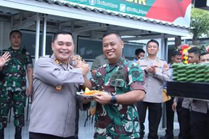 KAPOLDA METRO JAYA BERI SURPRISE KEPADA PANGDAM JAYA DI HARI ULANG TAHUN TNI KE-77