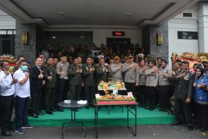 Kapolres, Beserta Rombongan Turut Membawakan Tumpeng