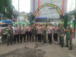 Kapolsek Matraman Sambangi Koramil Berikan Tumpeng dan Ucapan HUT TNI ke 77