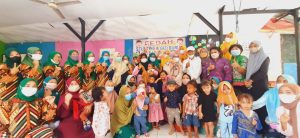 Babinsa Pondok Kopi Bersama Ketua RW.11 dan Nakes Berikan Makanan Tambahan Balita Stunting