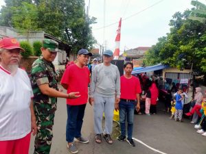 Babinsa Klapa Dua Wetan Bantu Giat Bazar UMKM dan Pembilangan Bank Sampah