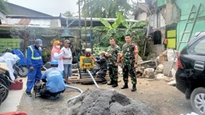 Pencegahan Meluapnya Air, Koramil 02/Matraman  Bersama Dinas SDA Buat Sumur Resapan Air