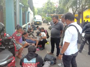 Polres Metro Jakarta Utara melakukan penggerebekan di Kampung Bahari