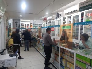 Bhabinkamtibmas Polsektro Kebayoran Baru’ Melaksanakan Pengawasan dan Himbauan Tentang Peredaran Obat Sirup