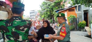 Kebersamaan Dengan Masyarakat, Koramil 04/Pulogadung Bagikan 400 Nasi Kotak Giat Bakti Sosial