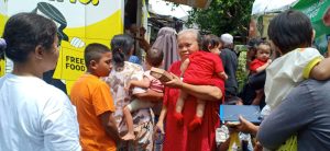 Senyum Bahagia Warga, Koramil 04/Pulogadung Bagikan 400 Nasi Kotak Giat Bakti Sosial