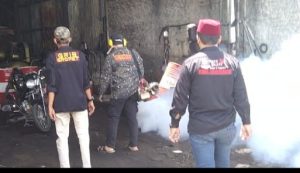 Lintas Sinergitas Ormas Bersatu Di Kecamatan Gropet Adakan Semprotan Foging Di Lingkungan Warga.