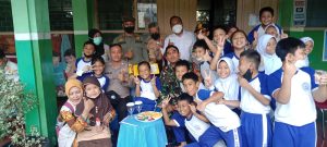 Berbagi Terhadap Sesama, Koramil 08/Duren Sawit Bagikan 400 Nasi Kotak Giat Bakti Sosial