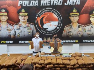 Ditresnarkoba Polda Metro Jaya, berhasil menangkap kurir narkoba jenis ganja 112 KG jaringan Sumatera dan Jawa.