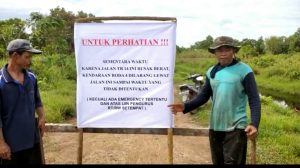 Warga Desa Limbung Berharap Pemerintah Segera Memperbaiki Kondisi Kerusakan Jalan Yang Sangat Parah