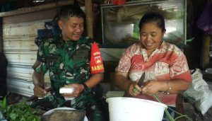 Terkejut..!! Sugiyatmi Tak Menyangka Babinsa Kodim 0735/Surakarta Masuk Dapur Miliknya