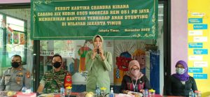 Peduli Anak Stunting, Ketua Persit KCK Cabang XIX Kodim 0505/JT Berikan Bantuan Sembako