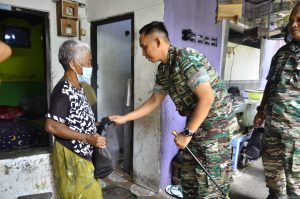 Jum’at Berkah, Dandim 0735/Surakarta Terjun Langsung Berikan Bantuan Paket Sembako Kepada Masyarakat Kurang Mampu