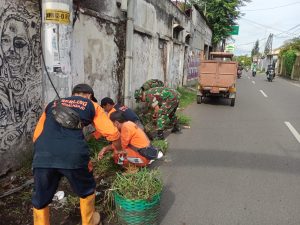 Peduli Lingkungan, Serka Jhony  Bersama Staf Kelurahan Dan Warga Laksanakan Jum’at Bersih