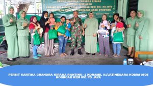 Danramil Beserta Ketua Persit Ranting-2 Koramil 01/Jatinegara Berikan Bantuan Anak Stunting