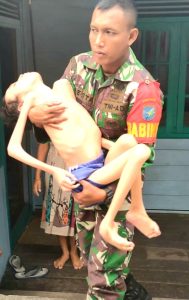 Terharunya Babinsa Mendengar Seorang Anak Selama 8 Tahun Terbaring Didalam Rumah