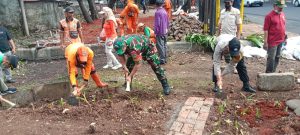 Babinsa Koramil 01/Jatinegara bersama Tiga Pilar dan Warga Gotong Royong Buat Kawasan Unggulan