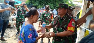 Kebahagiaan Warga Kebon Pala, Koramil 05/Kramatjati Bagikan 400 Nasi Kotak Giat Bakti Sosial