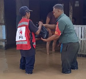 Peduli Korban Banjir, Babinsa Kelurahan Sewu Terjun Langsung Berikan Bantuan