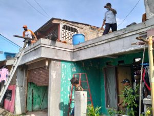 Hari ke 12 Program Babinsa Masuk Dapur, Koramil 08/Duren Sawit Bedah Rumah Warga