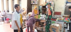 Babinsa Sudiroprajan Intensifkan Komsos Dengan Para Pedagang Dan Pengunjung Pasar Gede