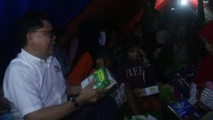 Kunjungi Posko Pengungsian di Ciender, Yerry Tawalujan Penuhi Kebutuhan Korban Berupa Perlengkapan Bayi